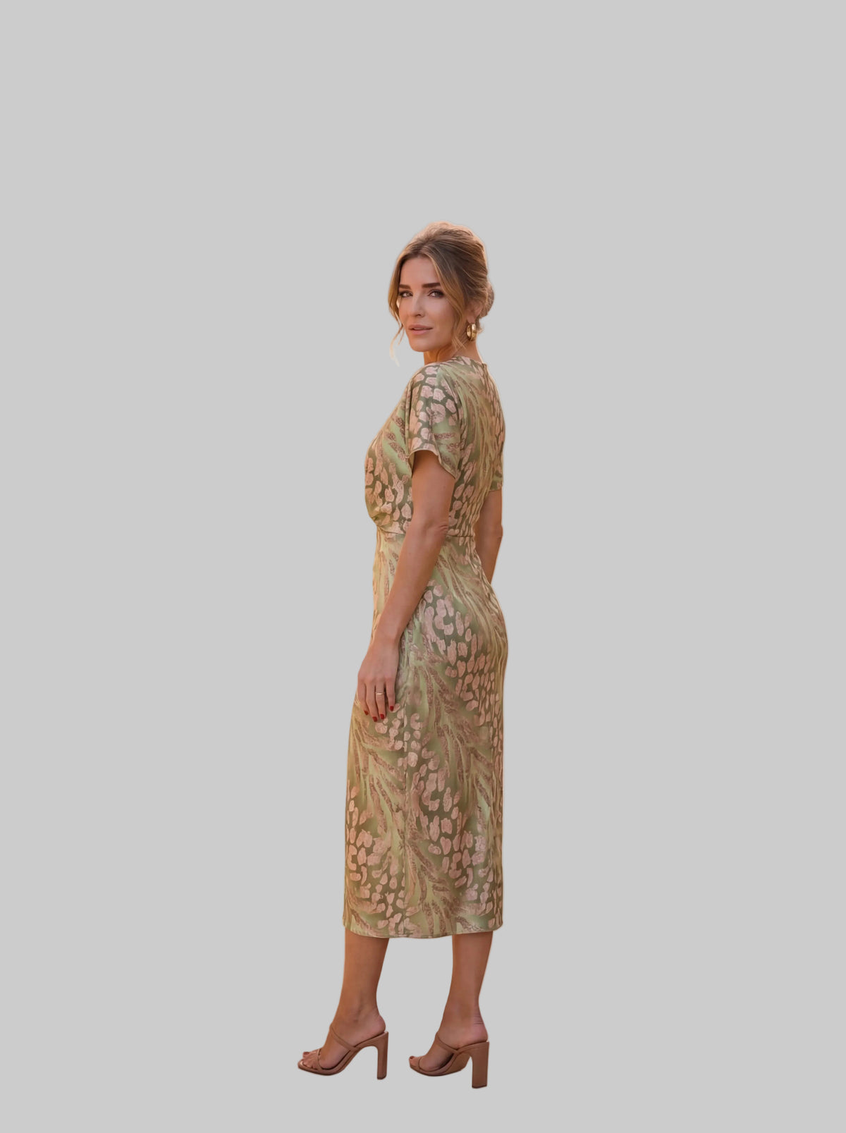 Vestido midi efecto estilizador con nudo central y caída fluida